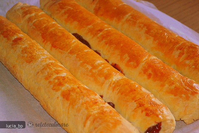 Strudel delicios cu fructe, cu un aluat foietat usor de facut