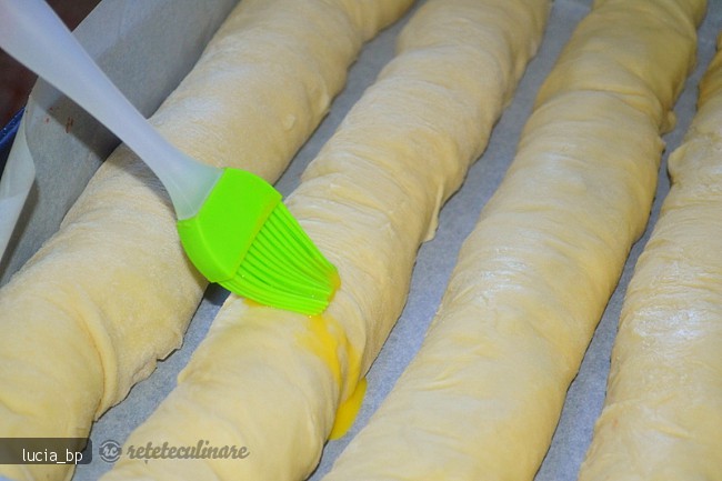 Strudel delicios cu fructe, cu un aluat foietat usor de facut