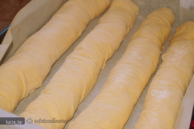Strudel delicios cu fructe, cu un aluat foietat usor de facut