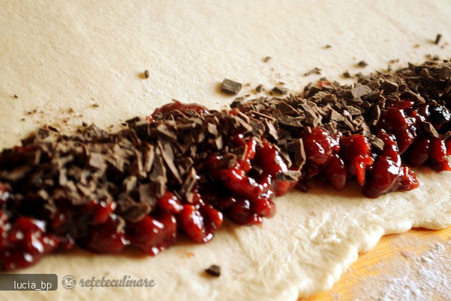 Strudel delicios cu fructe, cu un aluat foietat usor de facut