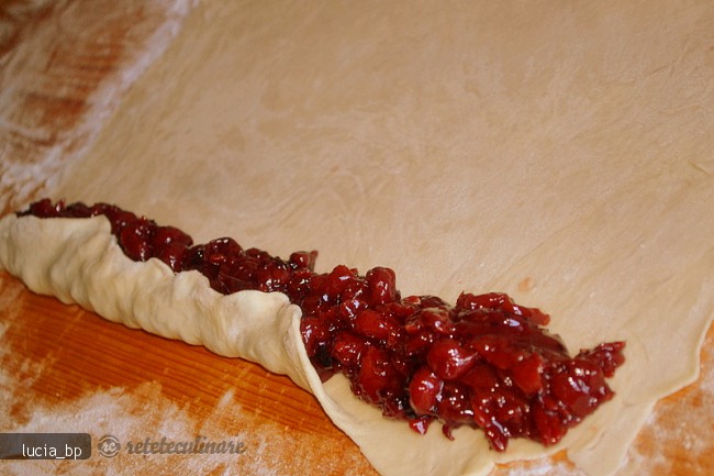 Strudel delicios cu fructe, cu un aluat foietat usor de facut