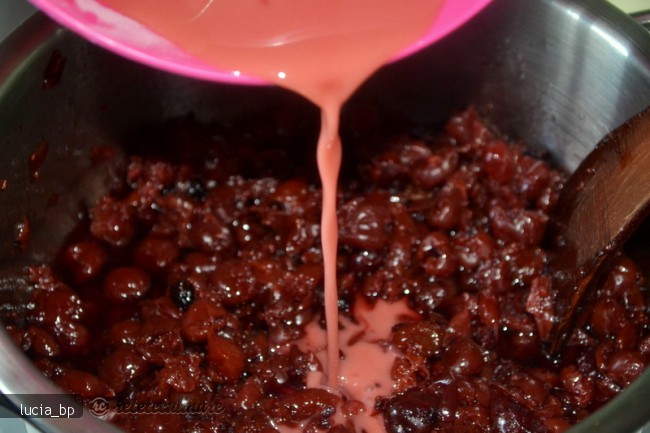 Strudel delicios cu fructe, cu un aluat foietat usor de facut
