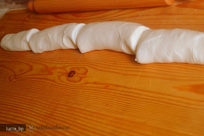 Strudel delicios cu fructe, cu un aluat foietat usor de facut