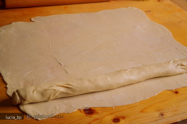 Strudel delicios cu fructe, cu un aluat foietat usor de facut
