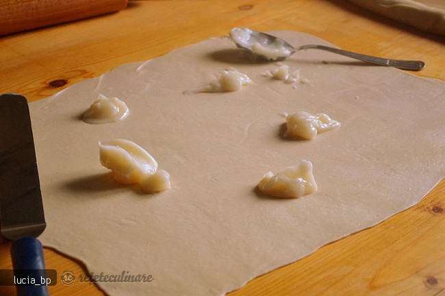 Strudel delicios cu fructe, cu un aluat foietat usor de facut