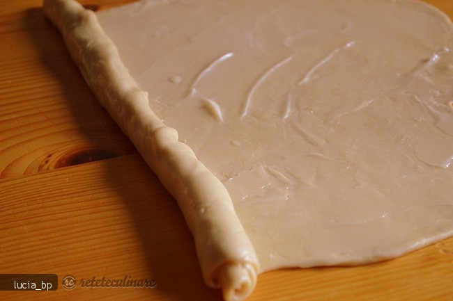 Strudel delicios cu fructe, cu un aluat foietat usor de facut