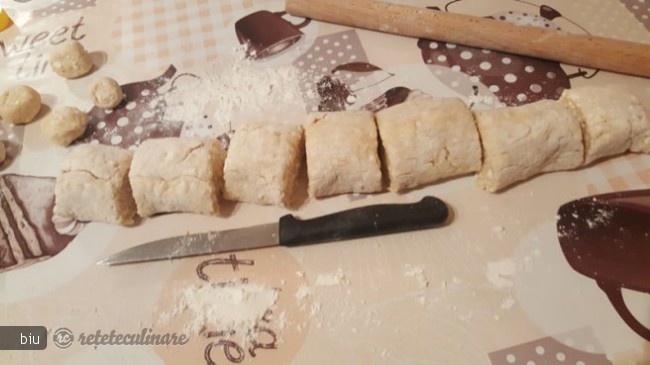 Reţetă de preparare a papanaşilor cu Telemea
