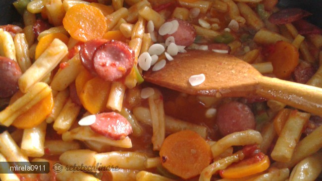 Mancare de Fasole Pastai cu Carnati