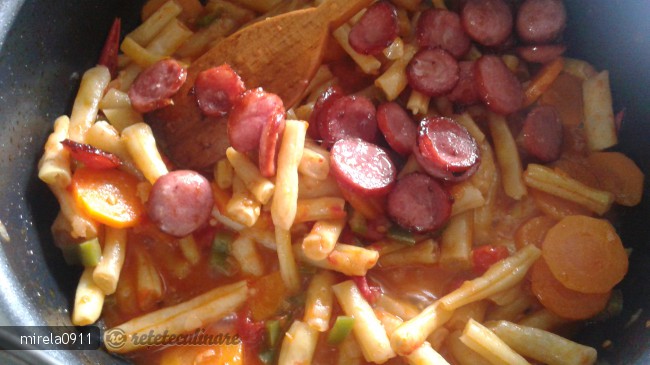 Mancare de Fasole Pastai cu Carnati