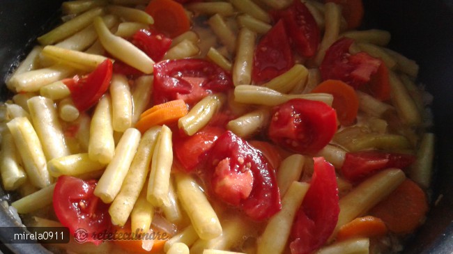 Mancare de Fasole Pastai cu Carnati