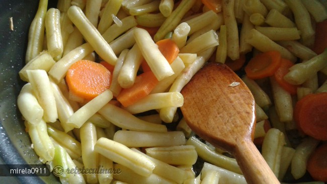 Mancare de Fasole Pastai cu Carnati