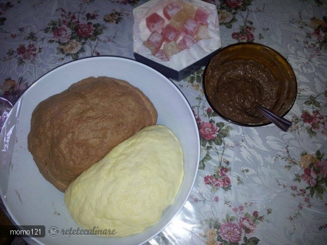 Cornuri Bicolore de Post Umplute cu Crema de Nuca si Rahat