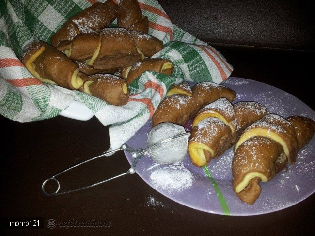 Cornuri Bicolore de Post Umplute cu Crema de Nuca si Rahat