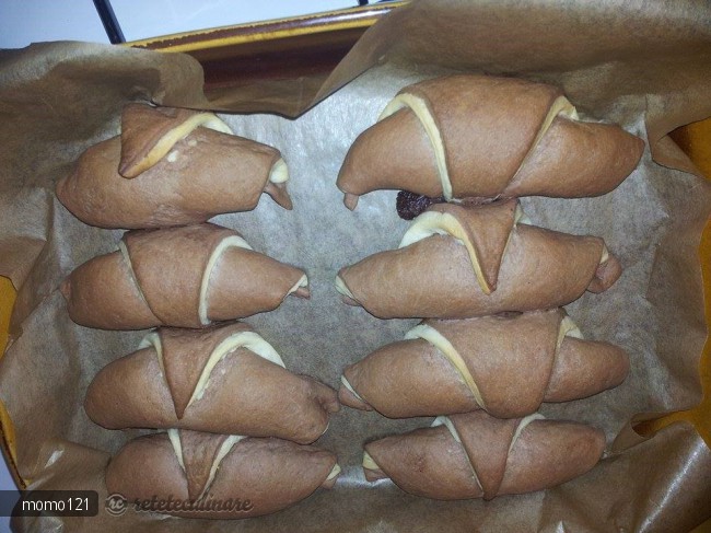 Cornuri Bicolore de Post Umplute cu Crema de Nuca si Rahat