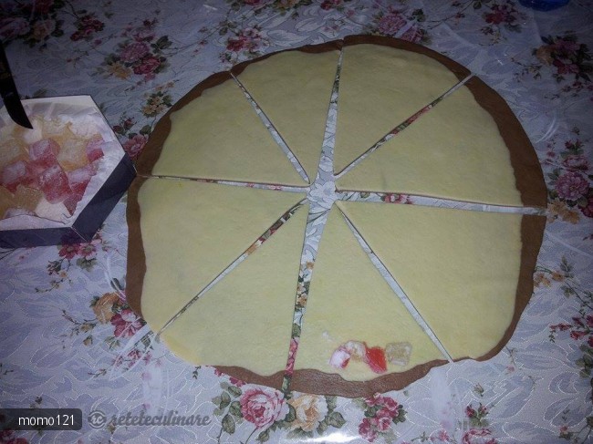 Cornuri Bicolore de Post Umplute cu Crema de Nuca si Rahat