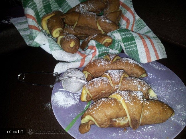 Cornuri Bicolore de Post Umplute cu Crema de Nuca si Rahat