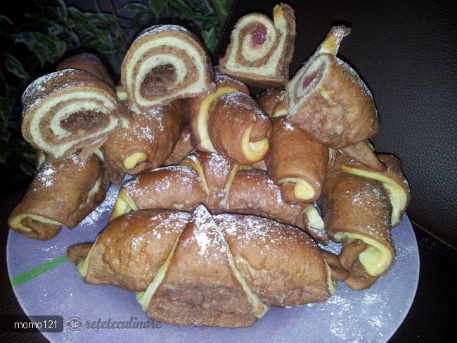 Cornuri Bicolore de Post Umplute cu Crema de Nuca si Rahat
