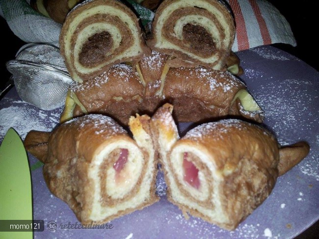 Cornuri Bicolore de Post Umplute cu Crema de Nuca si Rahat