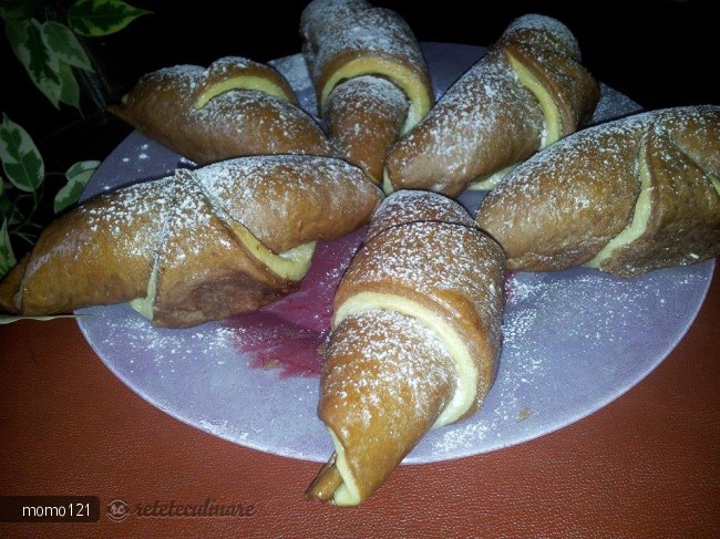 Cornuri Bicolore de Post Umplute cu Crema de Nuca si Rahat