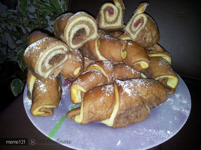 Cornuri Bicolore de Post Umplute cu Crema de Nuca si Rahat