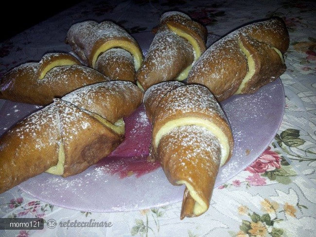 Cornuri Bicolore de Post Umplute cu Crema de Nuca si Rahat