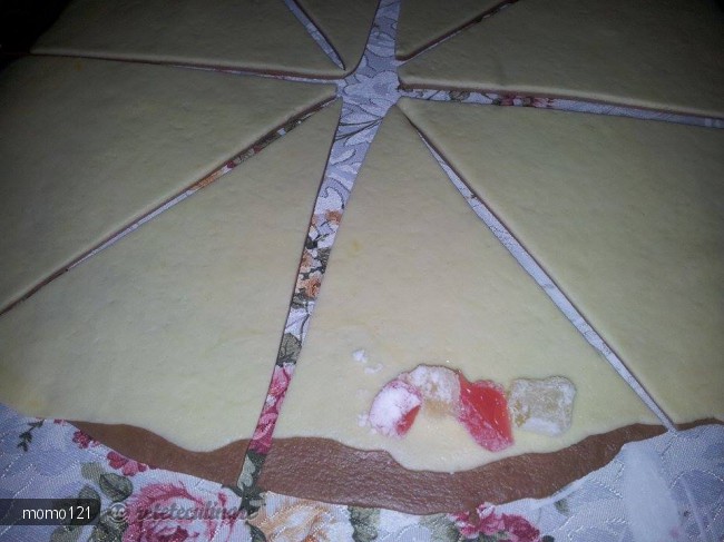 Cornuri Bicolore de Post Umplute cu Crema de Nuca si Rahat