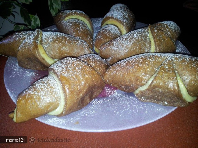 Cornuri Bicolore de Post Umplute cu Crema de Nuca si Rahat