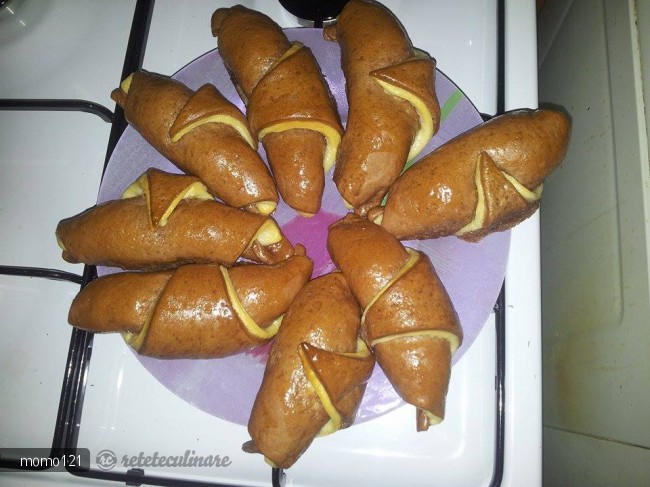 Cornuri Bicolore de Post Umplute cu Crema de Nuca si Rahat