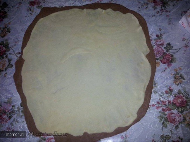 Cornuri Bicolore de Post Umplute cu Crema de Nuca si Rahat