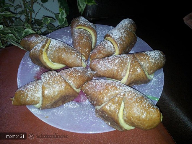 Cornuri Bicolore de Post Umplute cu Crema de Nuca si Rahat