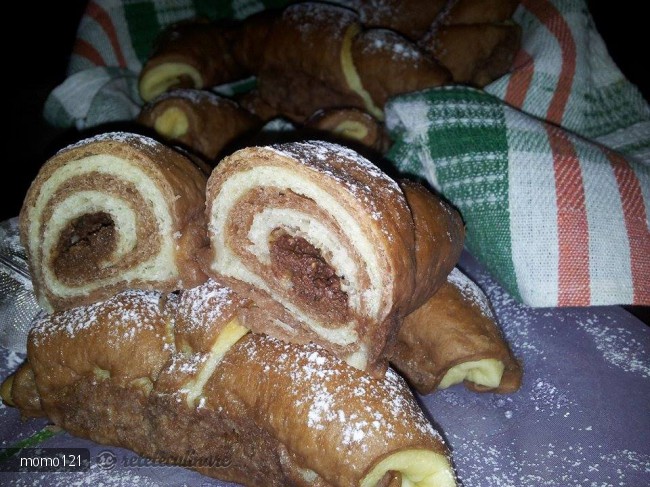 Cornuri Bicolore de Post Umplute cu Crema de Nuca si Rahat