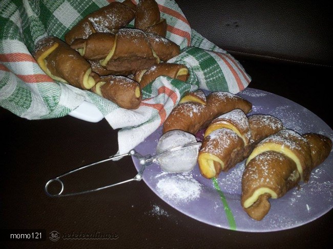 Cornuri Bicolore de Post Umplute cu Crema de Nuca si Rahat