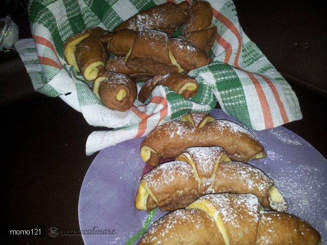 Cornuri Bicolore de Post Umplute cu Crema de Nuca si Rahat