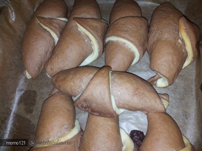 Cornuri Bicolore de Post Umplute cu Crema de Nuca si Rahat