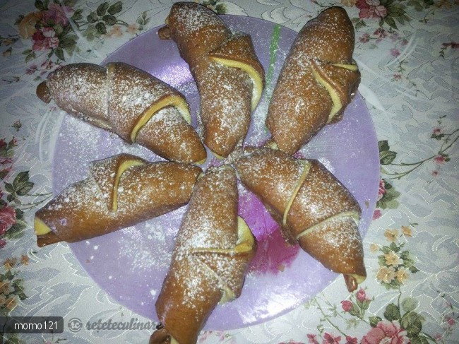 Cornuri Bicolore de Post Umplute cu Crema de Nuca si Rahat