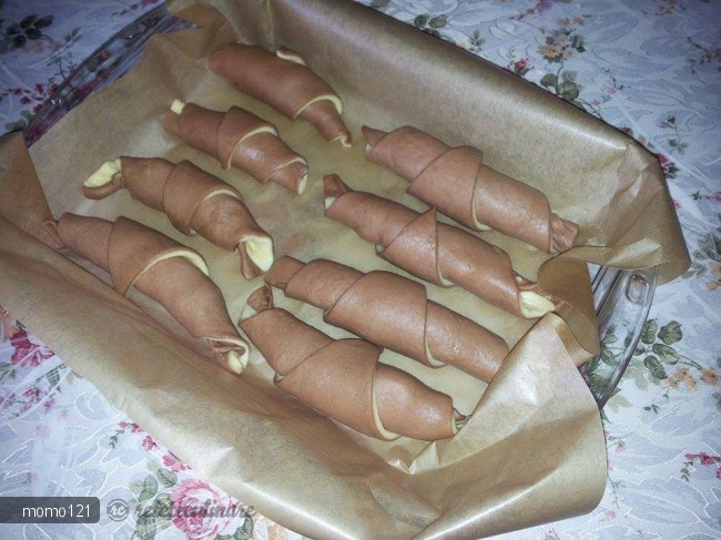 Cornuri Bicolore de Post Umplute cu Crema de Nuca si Rahat