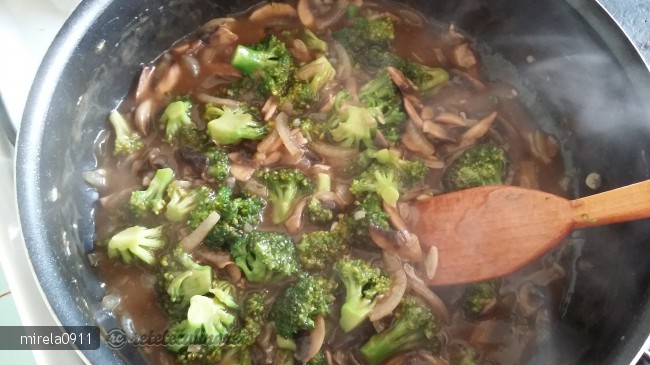 Ciuperci si broccoli in sos de soia