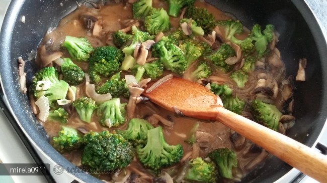 Ciuperci si broccoli in sos de soia