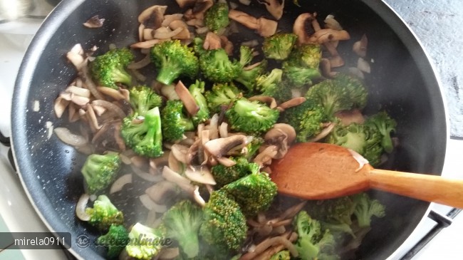 Ciuperci si broccoli in sos de soia