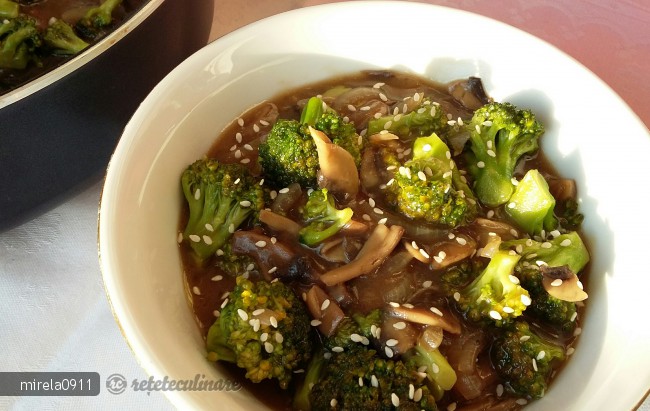 Ciuperci si broccoli in sos de soia