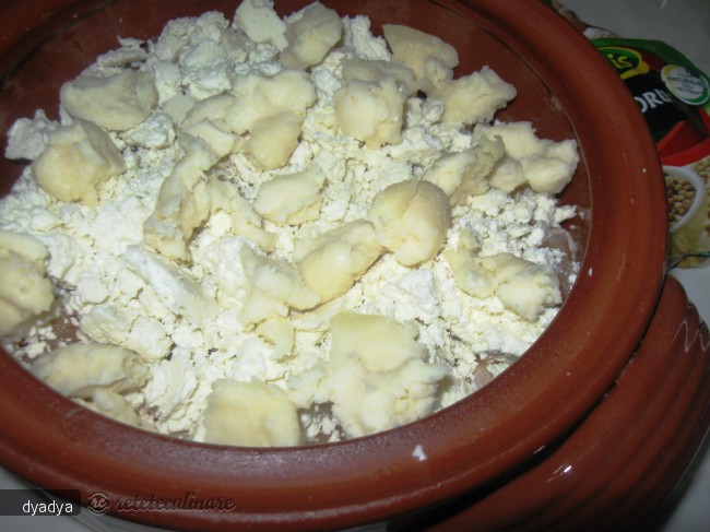 Cartofi gratinati cu piept de pui si afumatura