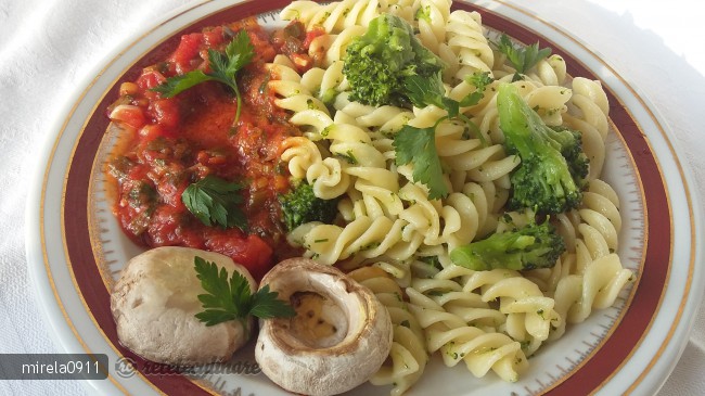 Paste cu broccoli si sos de rosii