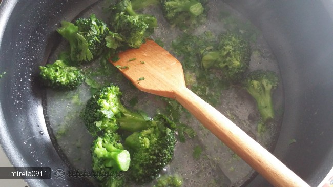 Paste cu broccoli si sos de rosii