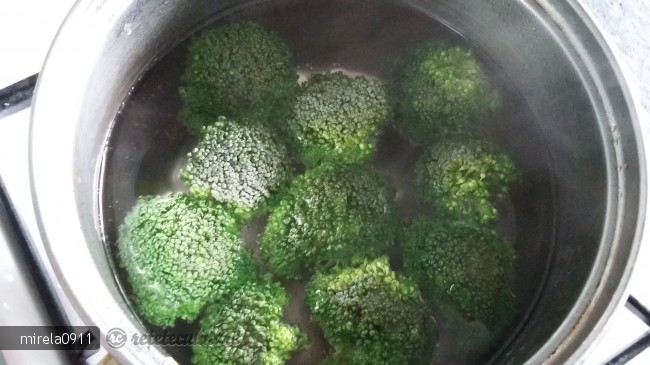 Paste cu broccoli si sos de rosii