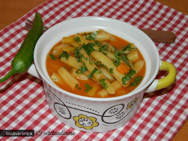 Mancare de Fasole Pastai cu Rosii