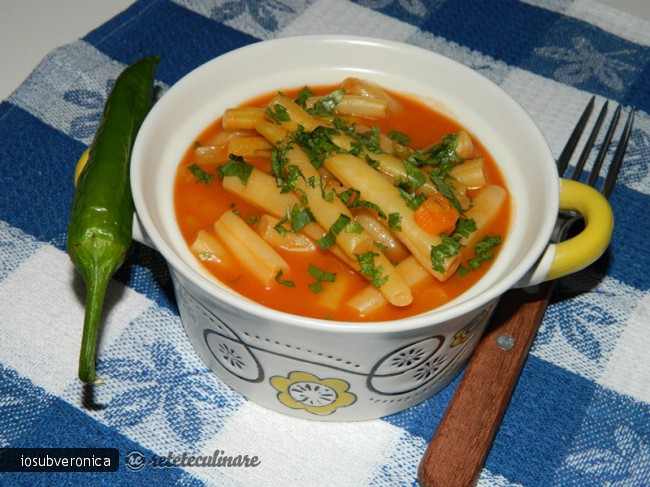 Mancare de Fasole Pastai cu Rosii