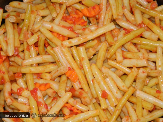 Mancare de Fasole Pastai cu Rosii