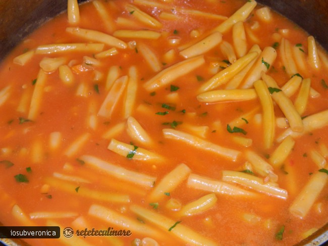 Mancare de Fasole Pastai cu Rosii