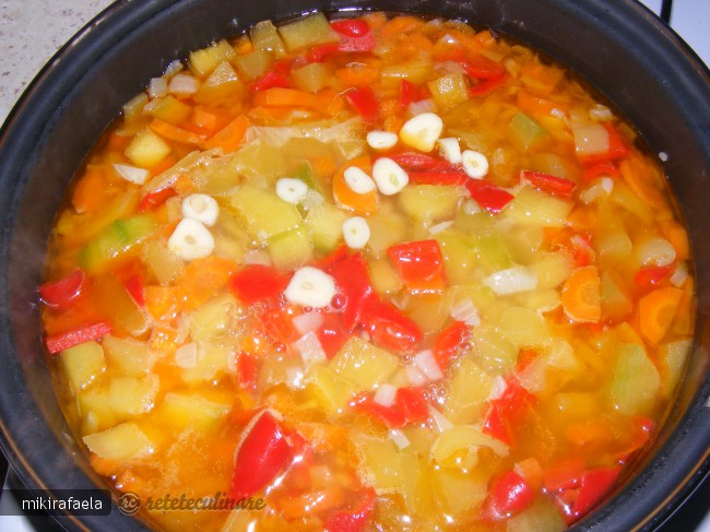Mancarica de Legume cu Carnati Afumati