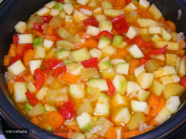 Mancarica de Legume cu Carnati Afumati